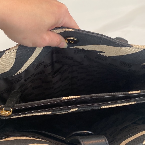 NWT Michael Kors Hamilton zebra large tote. - Picture 13 of 16